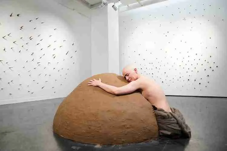 50 años. Una exposición de arte contemporáneo a cincuenta años del golpe de Estado en Uruguay. Una exposición que, desde una mirada regional y crítica, expone un conjunto de obras y experiencias que se relacionan con el pasado, el presente y el futuro de la democracia.