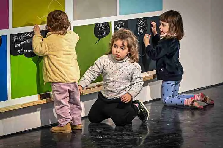 50 años. Una exposición de arte contemporáneo a cincuenta años del golpe de Estado en Uruguay. Una exposición que, desde una mirada regional y crítica, expone un conjunto de obras y experiencias que se relacionan con el pasado, el presente y el futuro de la democracia.