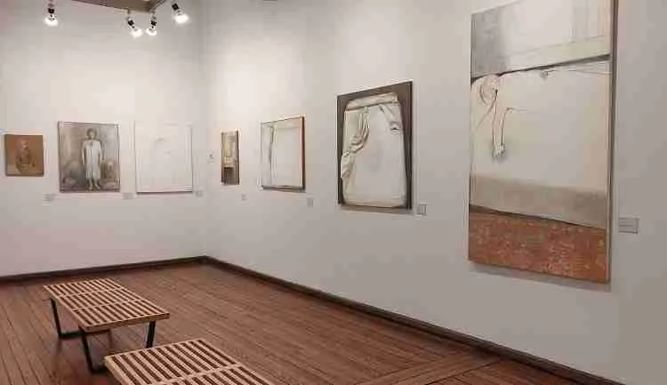 Exilios. Linda Kohen en el Museo Blanes. A cincuenta años de la dictadura militar, nos propusimos exponer la obra de Linda Kohen en el Museo Blanes, motivados por tres razones: su arte, sus exilios y su condición de mujer artista.