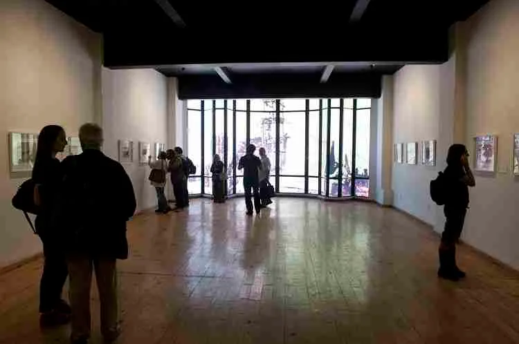 Centro de Fotografía de Montevideo [CdF]. El sentido del Centro de Fotografía de Montevideo [CdF] es incentivar la reflexión, el pensamiento crítico y la construcción de identidad ciudadana a partir de la promoción de una iconósfera cercana. 
