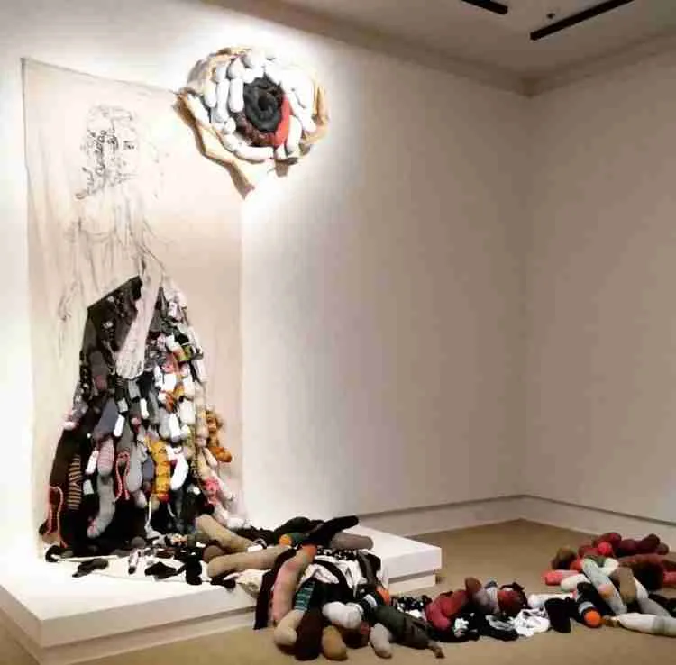 Vengo de una isla de confusión. En el Rollins Museum of Art. Es la primera exposición individual de Meléndez en un museo fuera de su Puerto Rico natal.