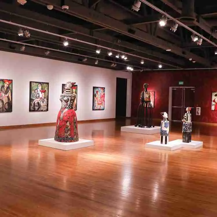 The Museum Of Latin American Art (MOLAA). El Museum Of Latin American Art (MOLAA) amplía el conocimiento y la apreciación del arte latinoamericano y latino moderno y contemporáneo a través de su colección, exposiciones innovadoras, programas educativos estimulantes y eventos culturales atractivos.