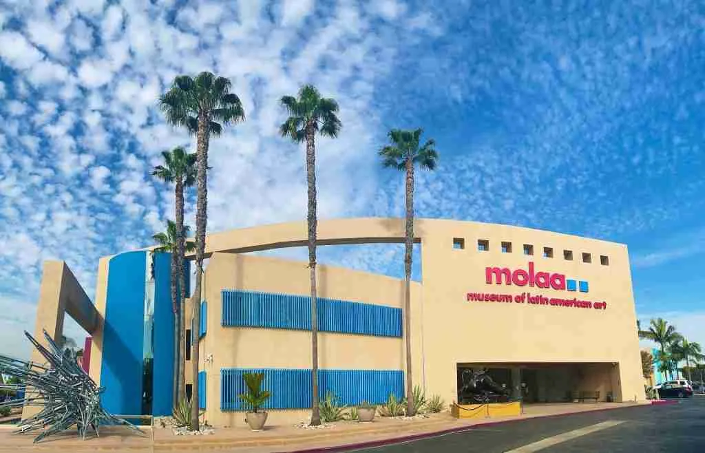 The Museum Of Latin American Art (MOLAA). El Museum Of Latin American Art (MOLAA) amplía el conocimiento y la apreciación del arte latinoamericano y latino moderno y contemporáneo a través de su colección, exposiciones innovadoras, programas educativos estimulantes y eventos culturales atractivos.